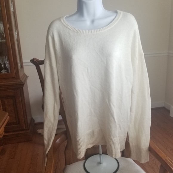 VINCE CAMUTO

Drop-Shoulder Foiled Ombre Sweater - Picture 4 of 9